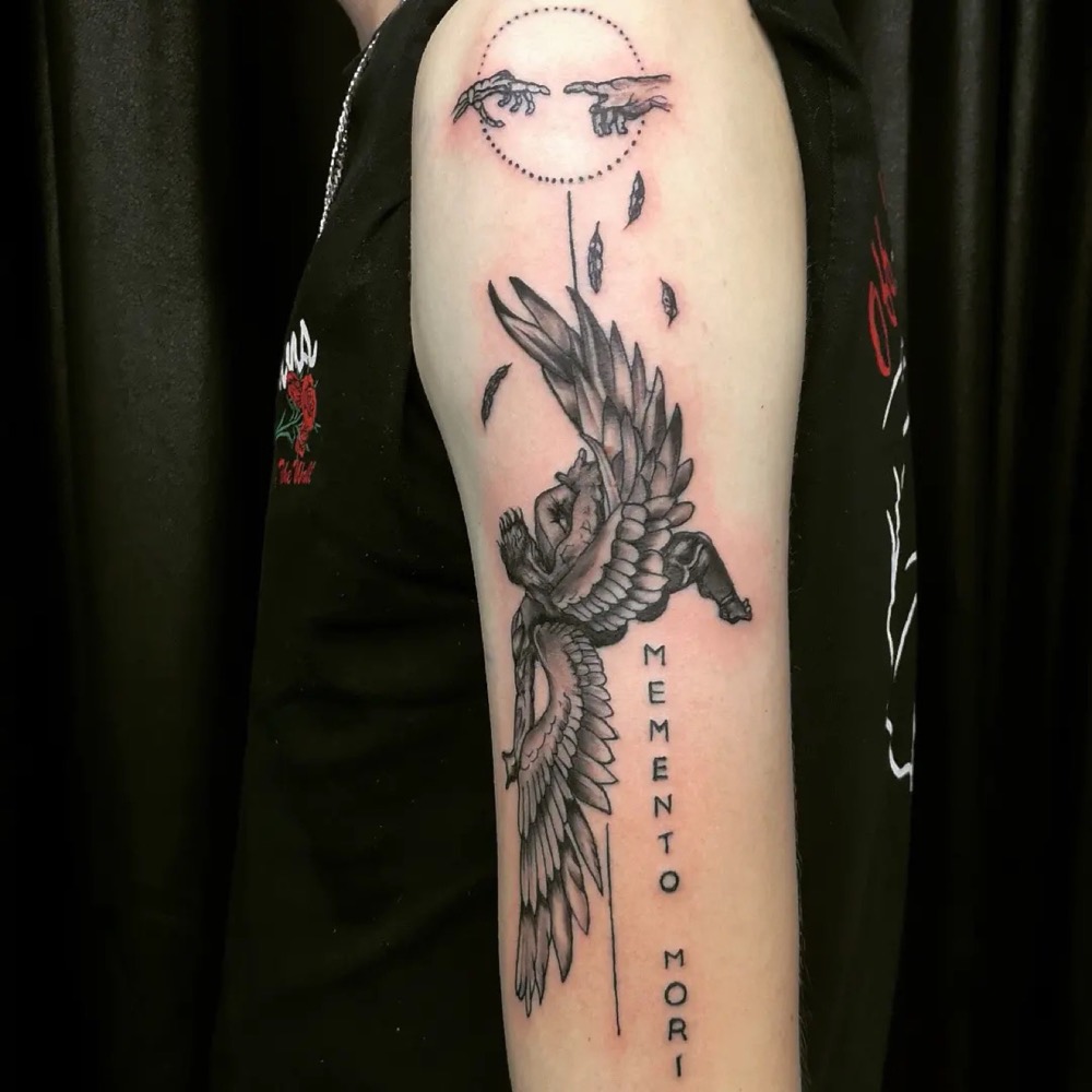 Vogel mit Federn am Arm