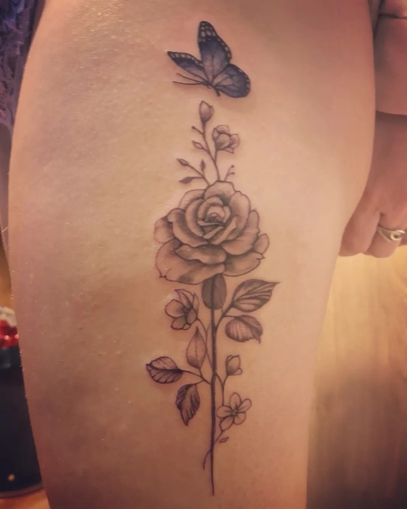 Feine Rose mit Schmetterling