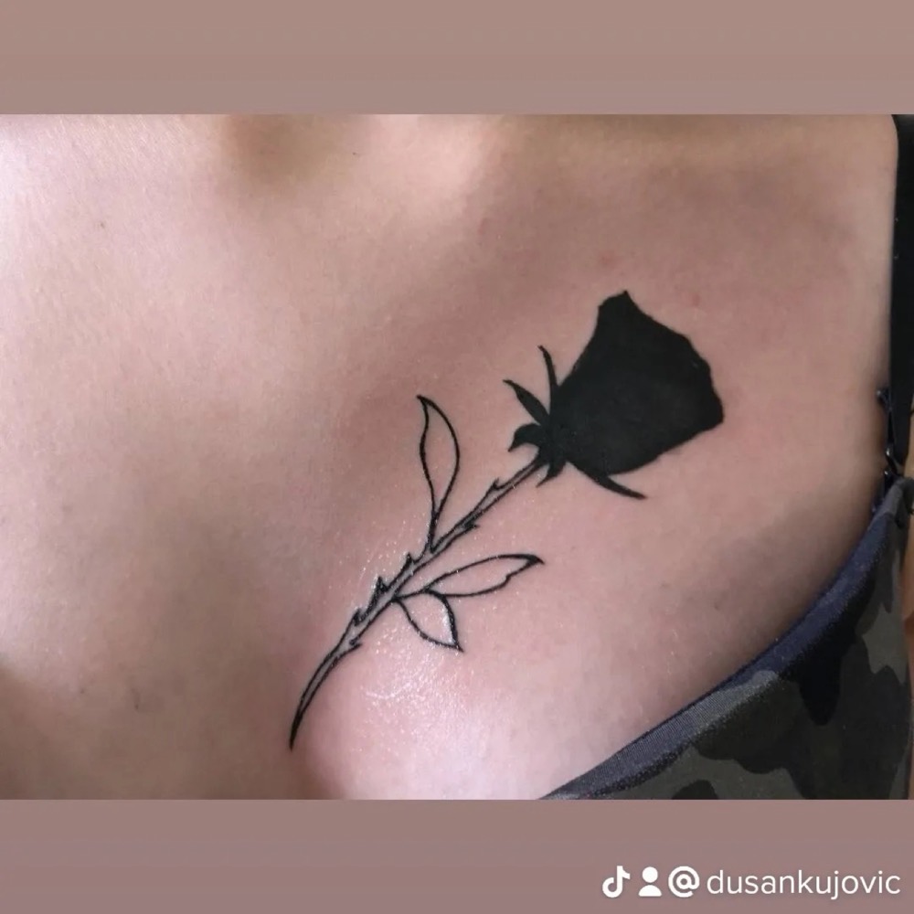 Schwarze Rose auf der Schulter