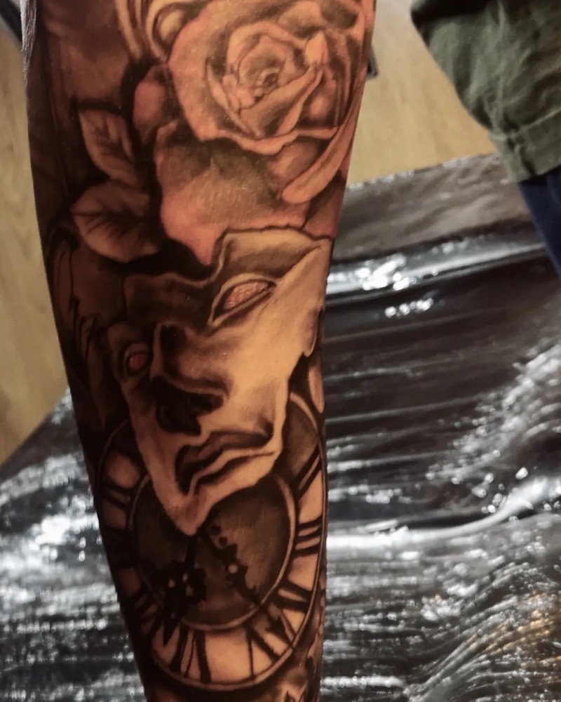 Rose und Uhr auf dem Unterarm
